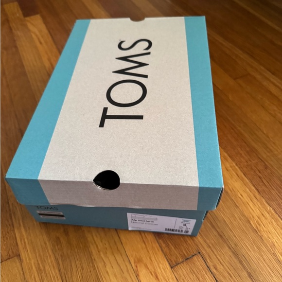 Neutral platform toms. Size 8 new in box - Picture 2 of 3